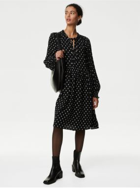 Čierne dámske bodkované voľné mini šaty Marks & Spencer