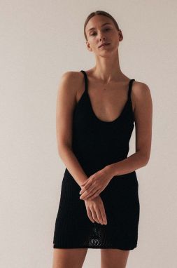 Bavlnené šaty MUUV. čierna farba, mini, priliehavé