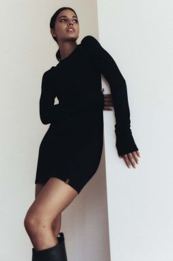 Šaty MUUV. Soft Touch čierna farba, mini, priliehavé
